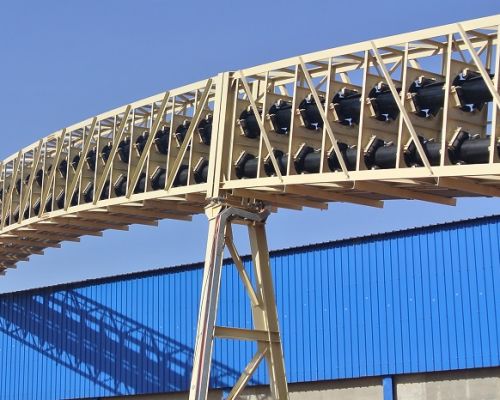 Convoyeur à bande tubulaire pour matériaux en vrac